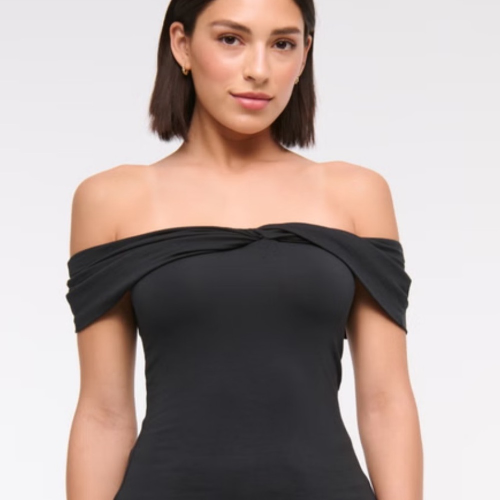 Abercrombie & Fitch Off the shoulder top